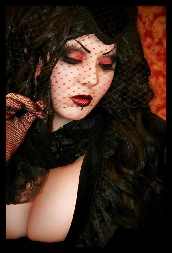25P Voluptuous Burlesque, Pin-Up and Retro Women 3