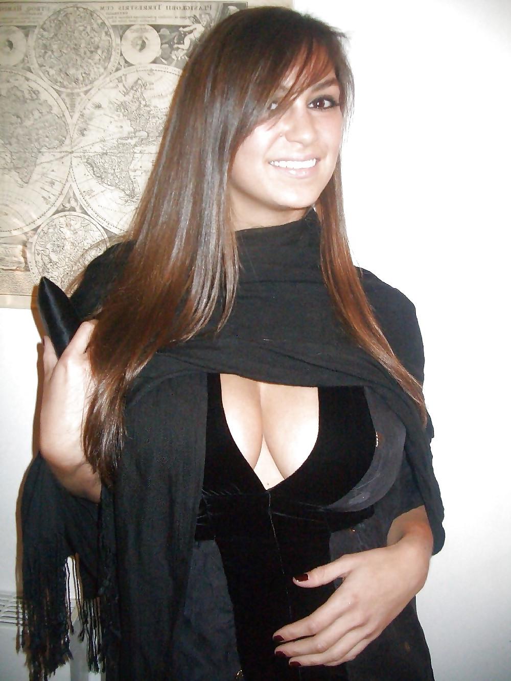 25P Cleavage and reveals, good quality and size. 