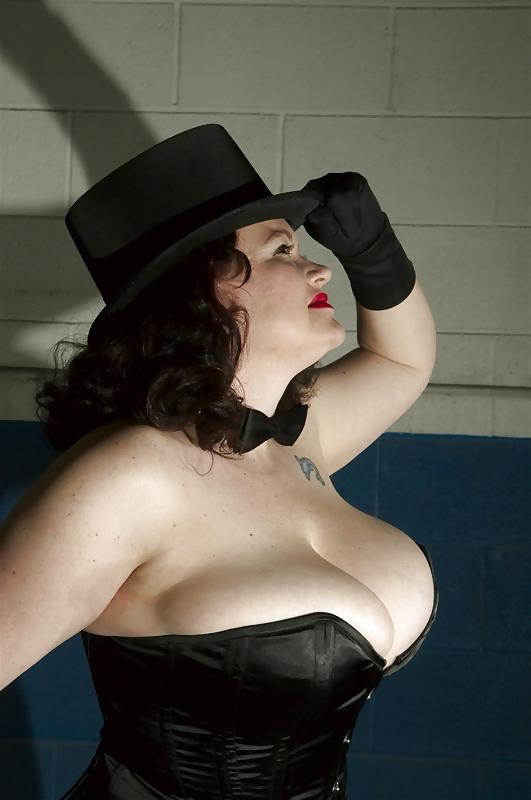 25P Voluptuous Burlesque, Pin-up  and Retro Women 4