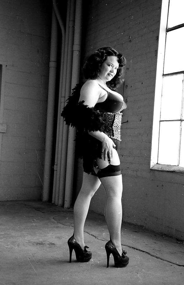 25P Voluptuous Burlesque, Pin-up  and Retro Women 4