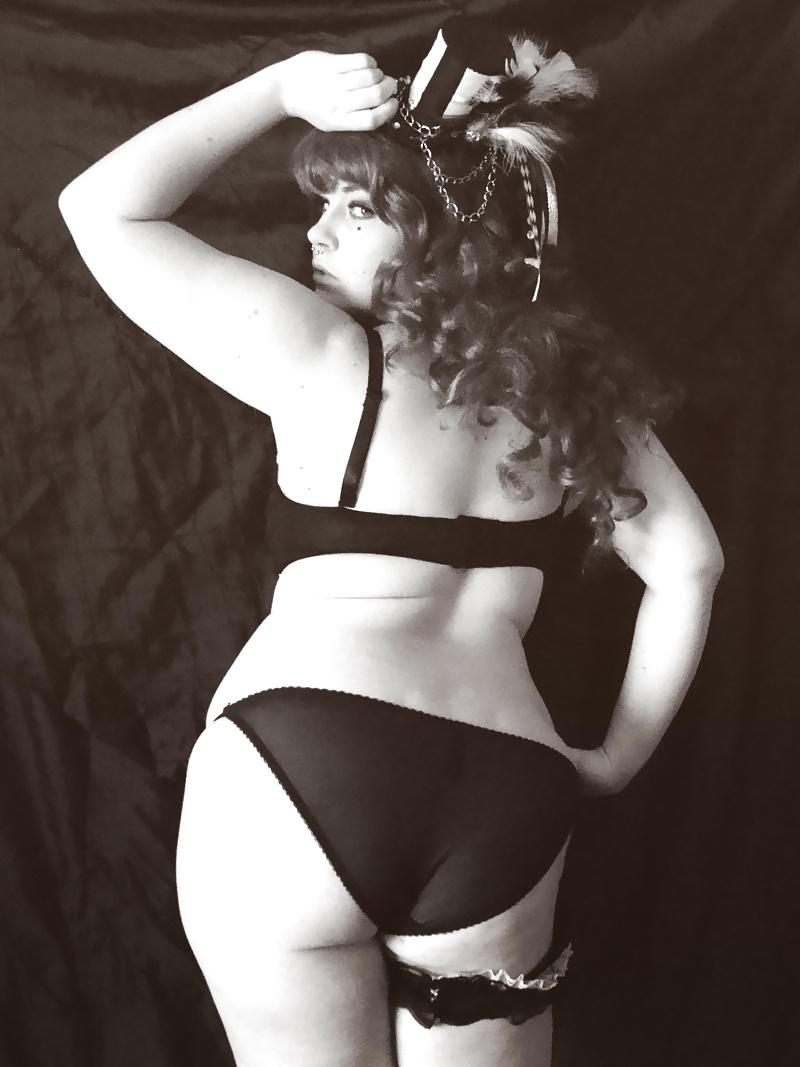 25P Voluptuous Burlesque, Pin-up  and Retro Women 4