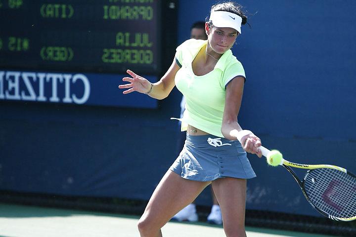 8P Julia 'Gorgeous' Goerges