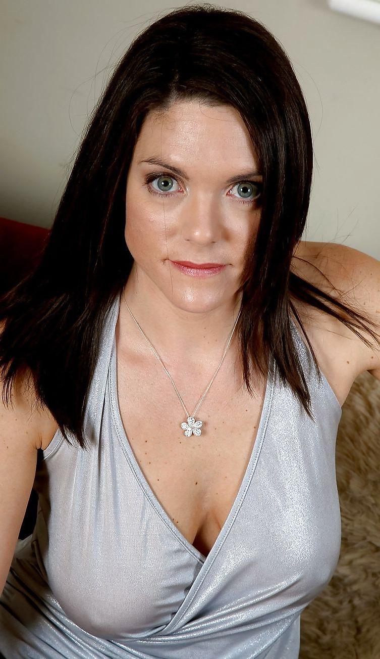 21P Milf cleavage
