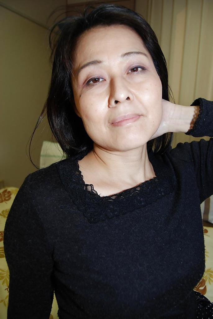 16P Close up masturbating scene features fatty Asian milf Mako Anzai