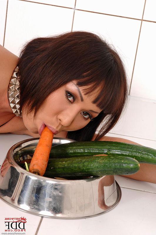 16P Sultry fetish babe sliding huge carrots and cucumbers in her holes