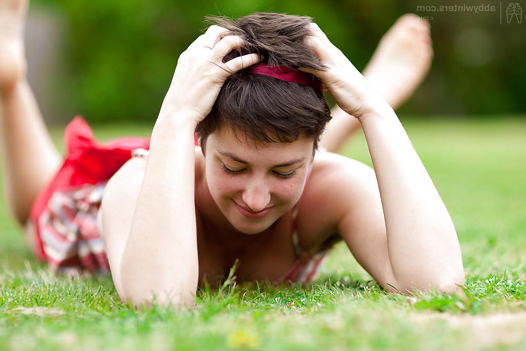 16P Short haired brunette amateur Tinneale spreading hairy pussy outside