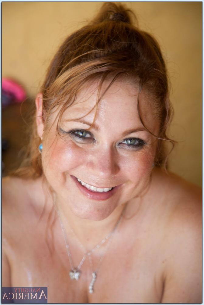16P Huge BBW mommy getting her pussy probed with a long shaft