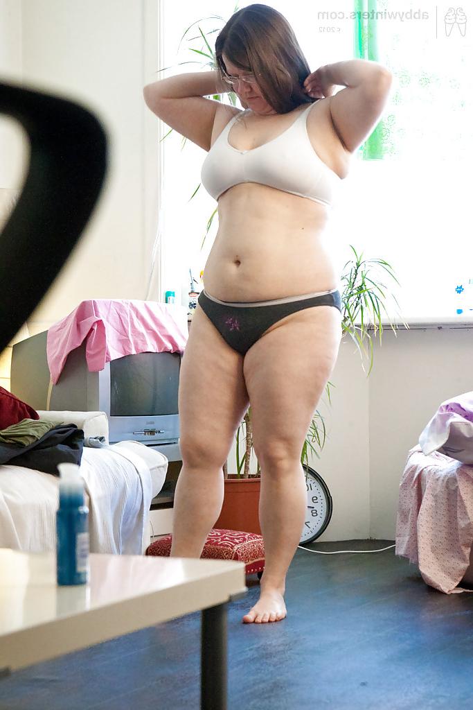 15P Fatty Kayla T pulls on underwear after modelling in the nude