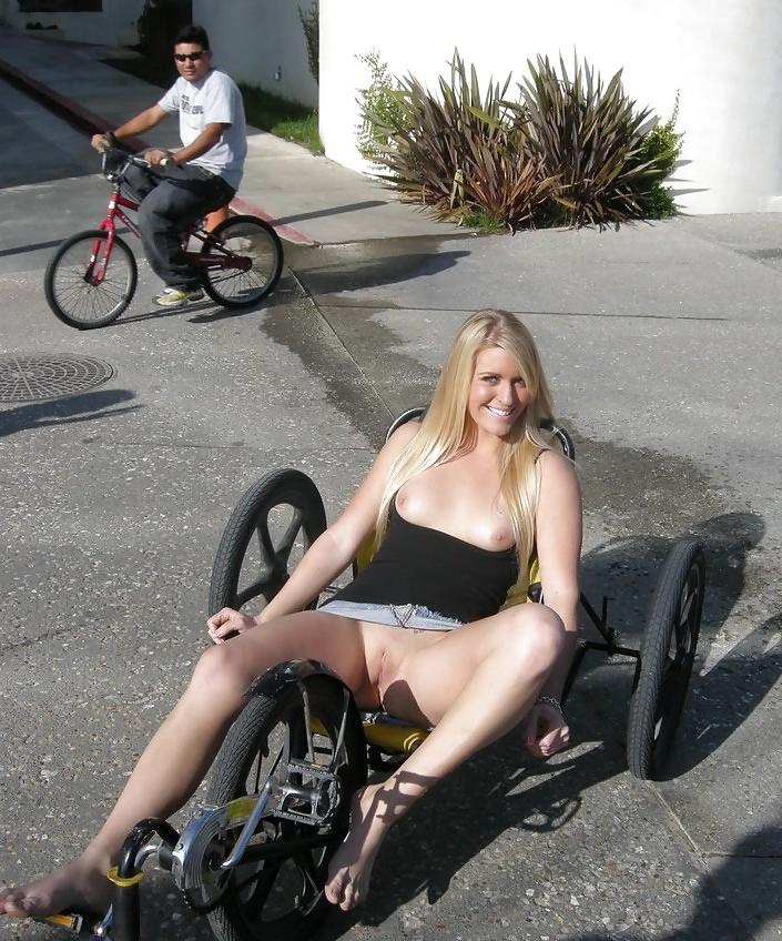 16P Risky flashing street - Girls, do the same, if you dare !