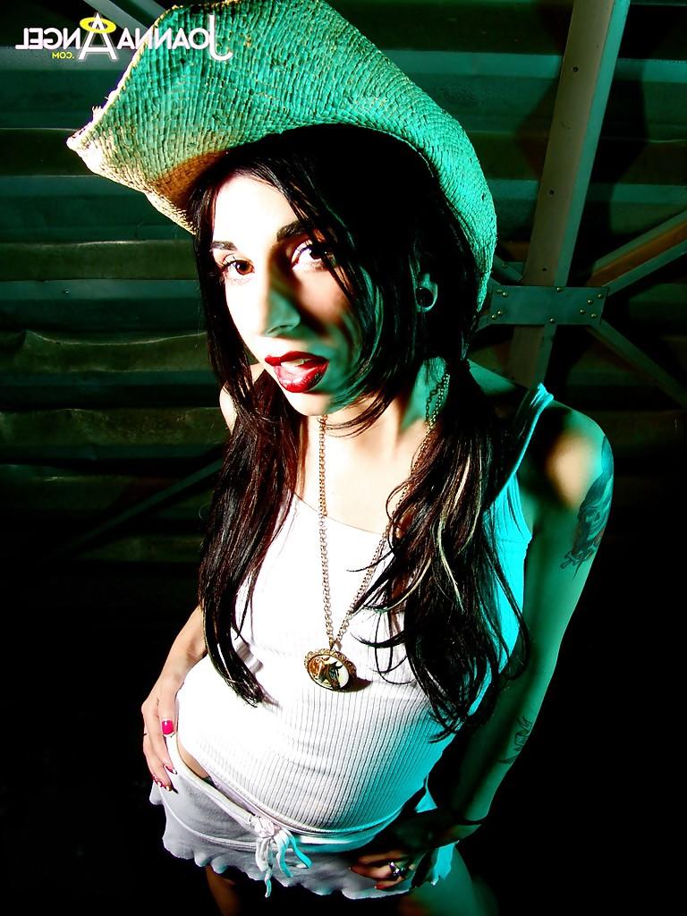 16P Close up amateur posing scene features brunette babe Joanna Angel
