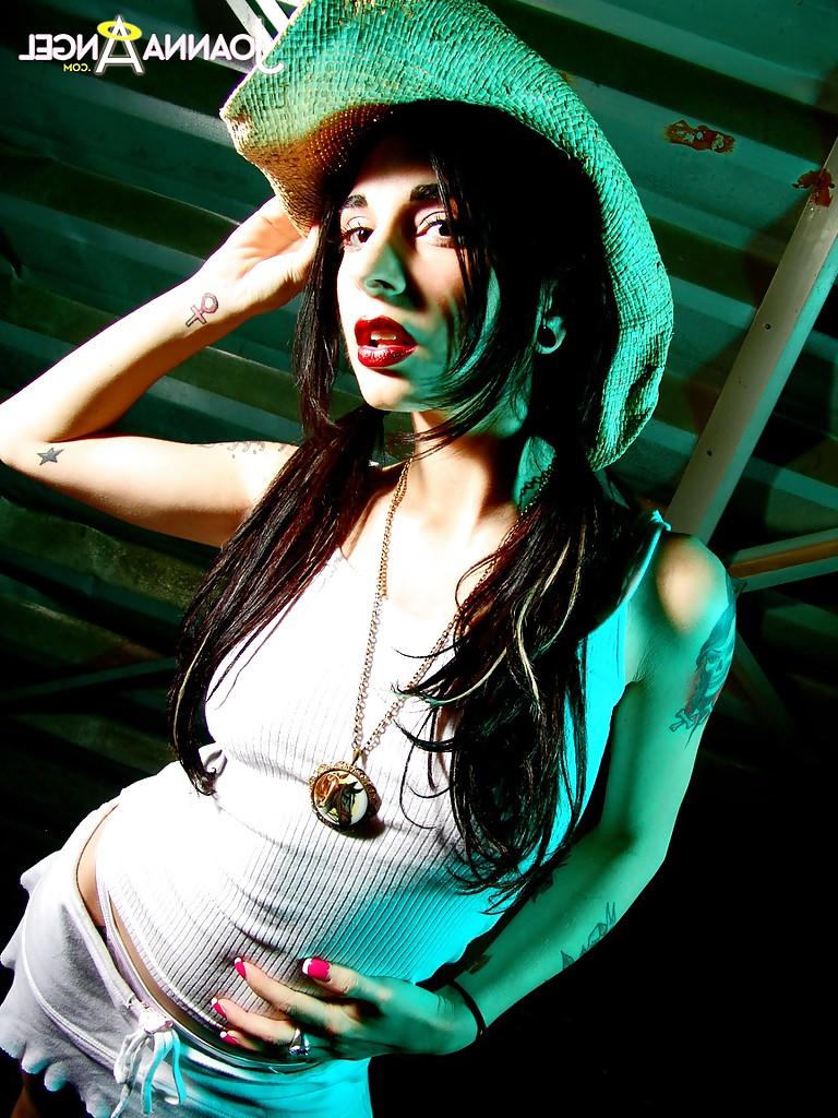 16P Close up amateur posing scene features brunette babe Joanna Angel