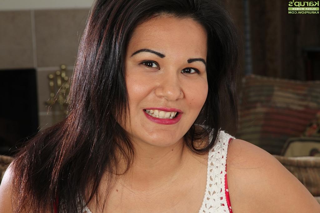 16P Mature brunette Susie Jhonson teases us by playing with her pussy