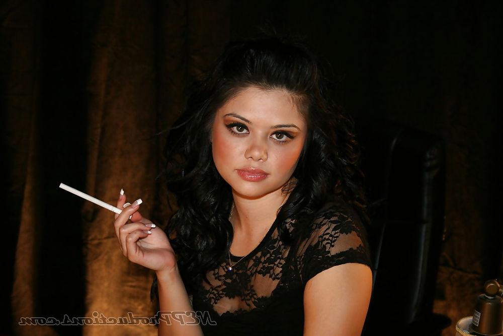 22P Remi Rose - Smoking Fetish at Dragginladies