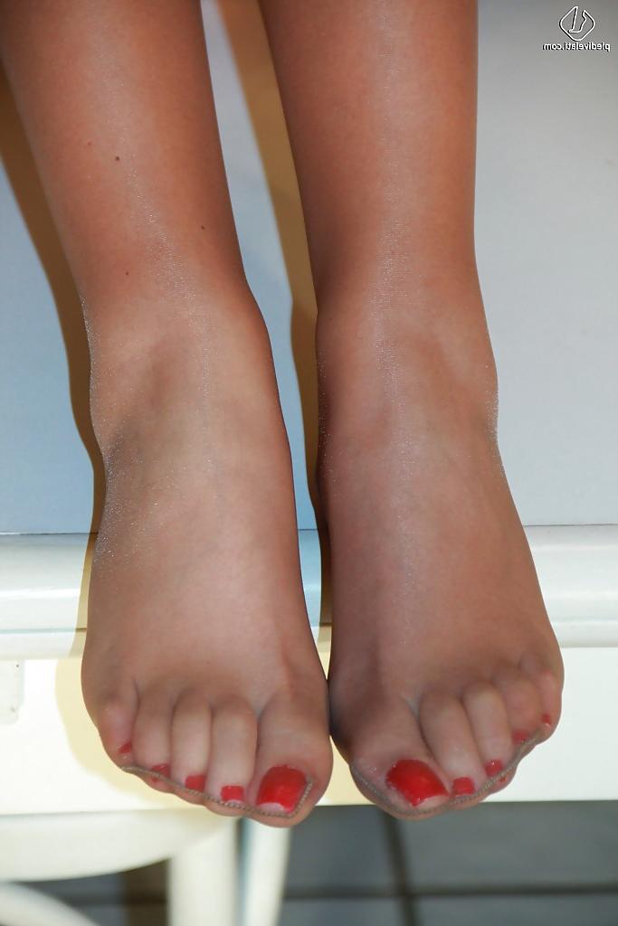 16P Sweet looking ling leg babe Valentina wants to be a foot fetish model