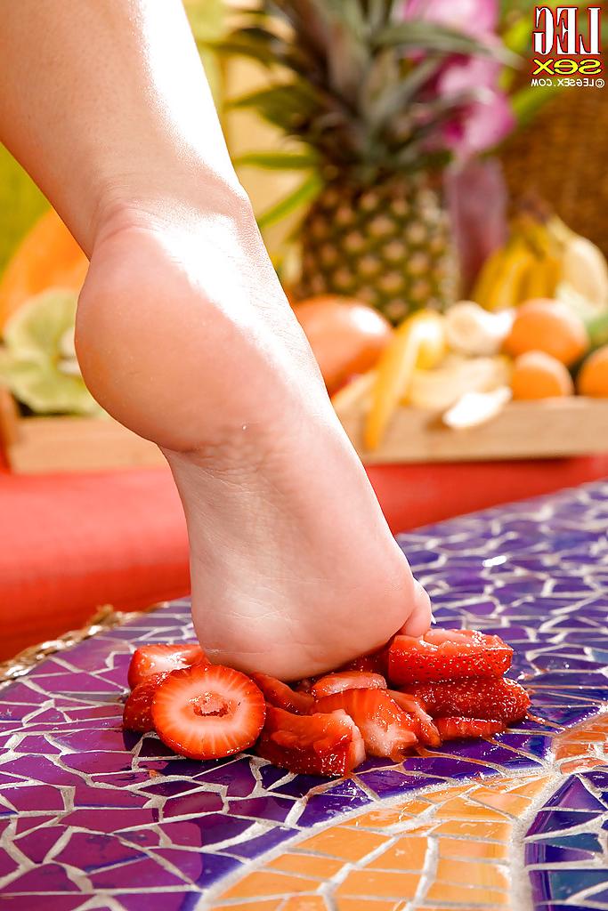 16P Sugary babe with beautiful legs Lily Love shows off in a hot foot fetish scene