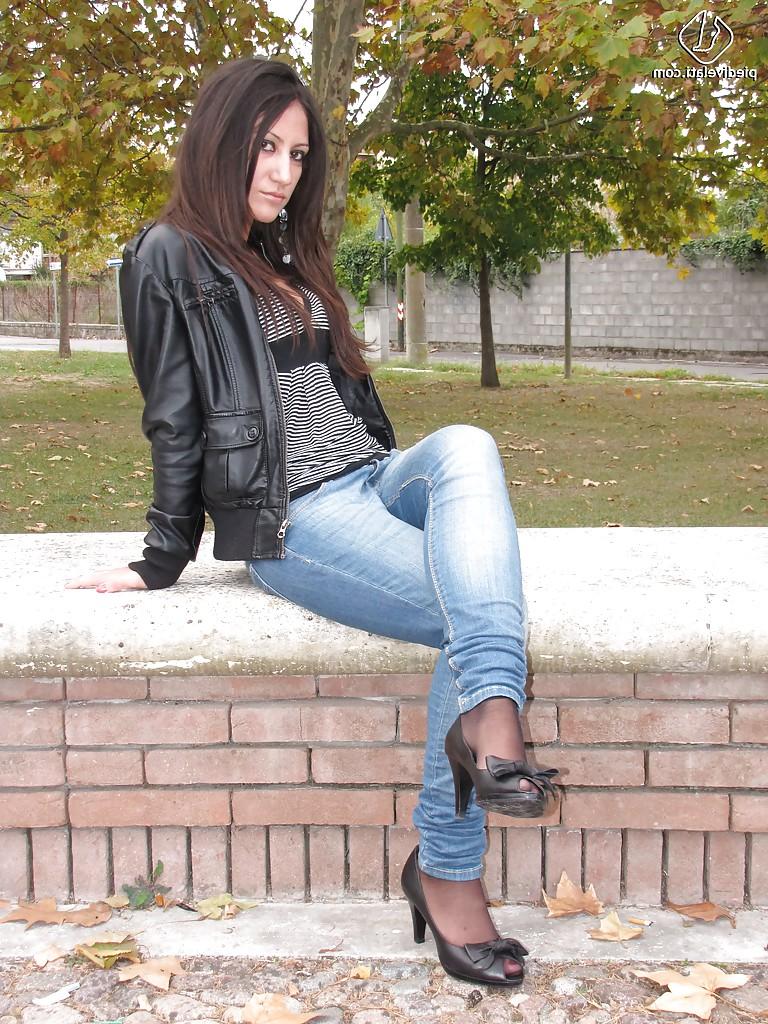 16P Dazzling foot fetish lover Ambra is a great pantyhose model