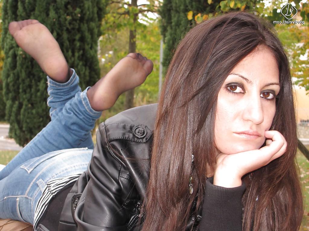 16P Dazzling foot fetish lover Ambra is a great pantyhose model