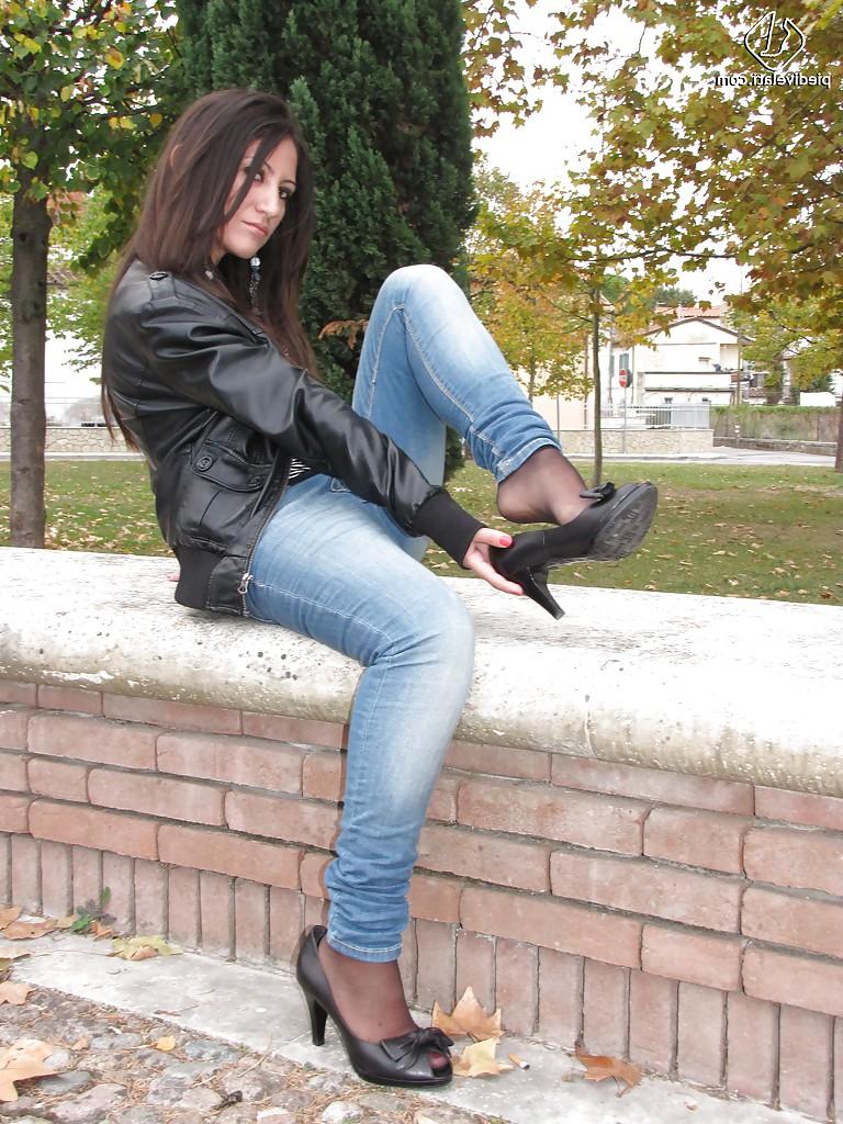 16P Dazzling foot fetish lover Ambra is a great pantyhose model