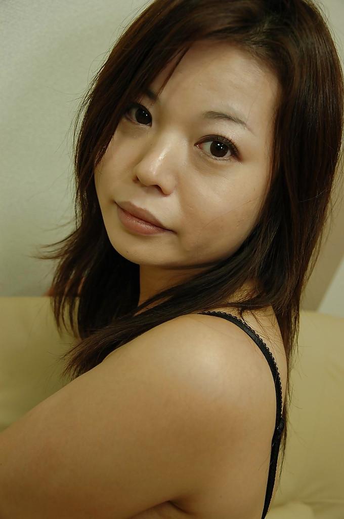 16P Asian MILF Mami Isoyama undressing and spreading her lower lips in close up