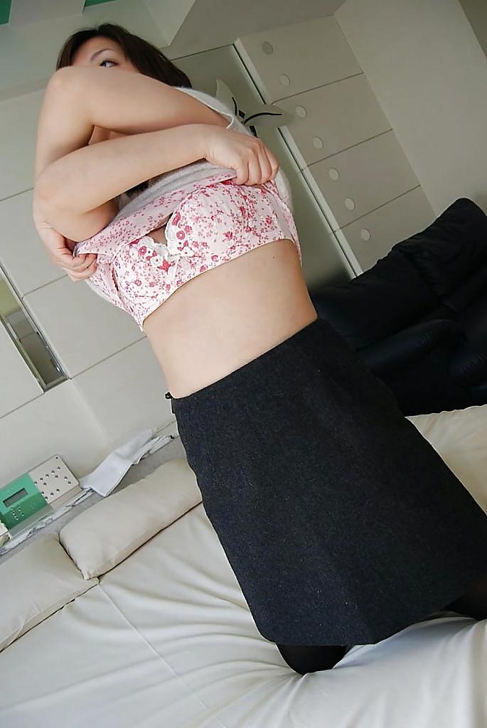 16P Asian MILF Kozue Marui undressing and exposing her soaking twat in close up