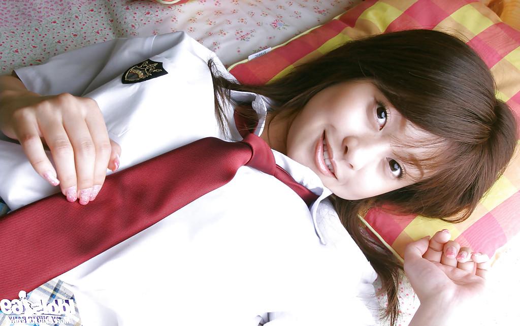 15P Ayumi Motomura, écolière asiatique coquine, enlève son uniforme.