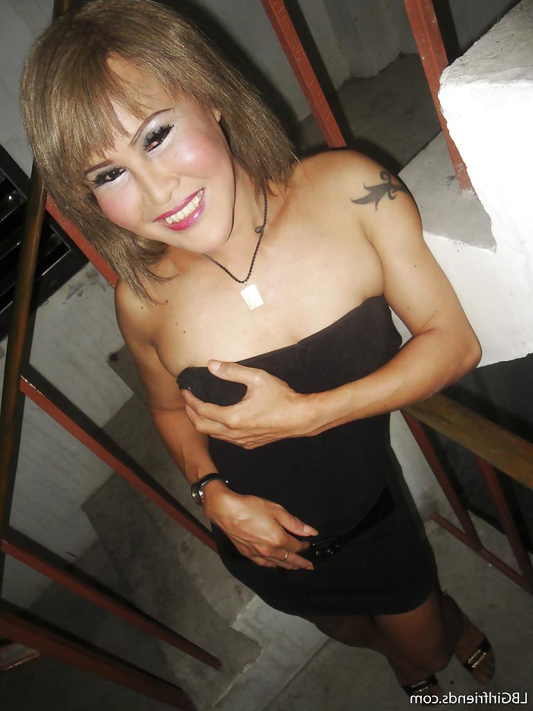 16P Blonde Thai tranny Jeab spreading her sexy long legs in public
