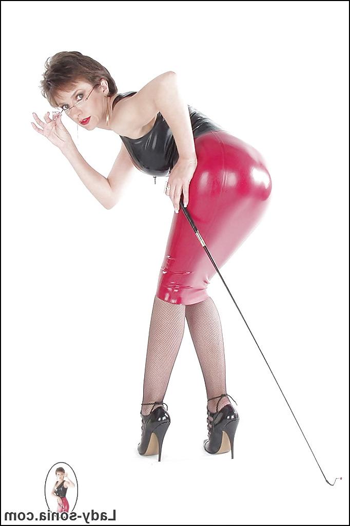 15P Lusty mature fetish lady posing in provocative latex outfit
