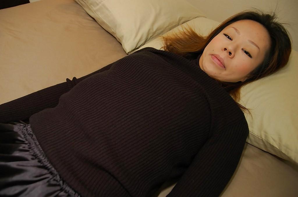16P Asian MILF Maki Shimazaki undressing and demonstrating her cunt in close up