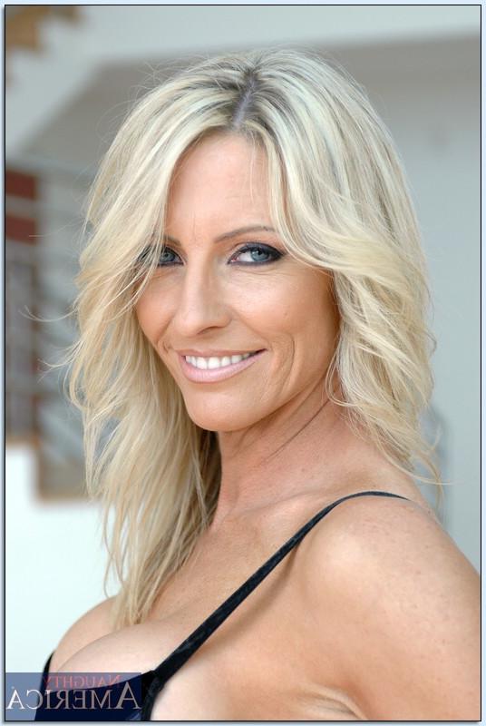 16P Lascivious mature babe Emma Starr strips her assets off sexy underwear