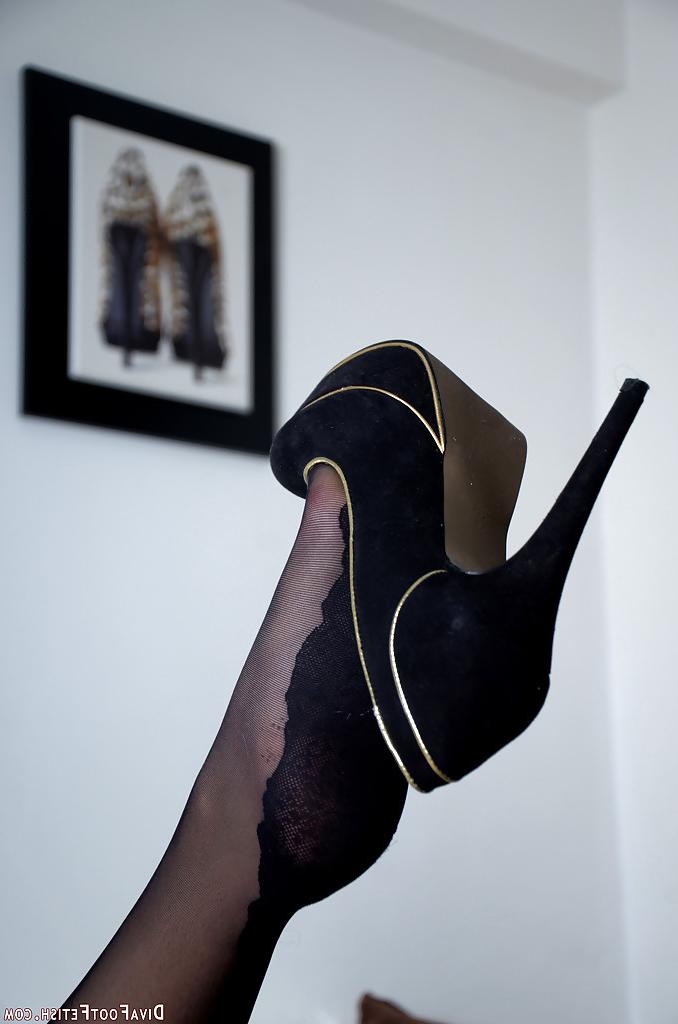 15P Amazing brunette babe with foot fetish passion Princess is so beautiful