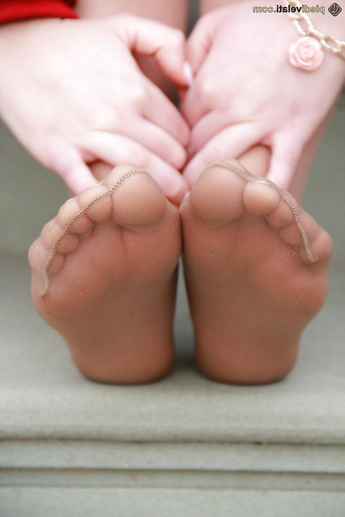 16P Brunette babe Petra showing her foot fetish passion and legs