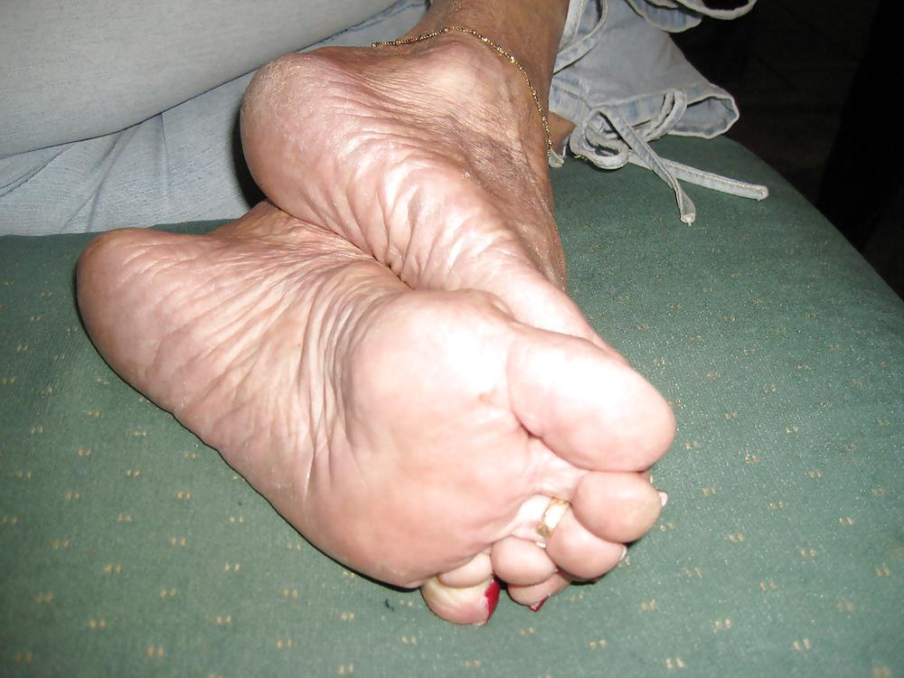 25P Mature foot fetish
