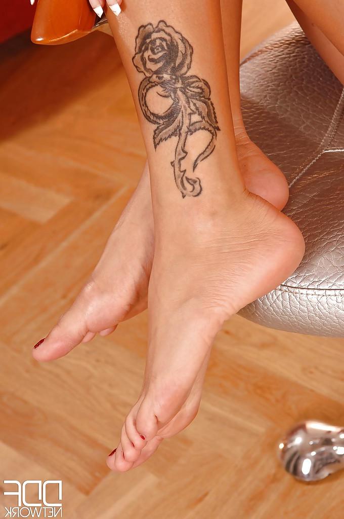 16P Gorgeous blonde tattooed Verona is presenting her hot legs and ass