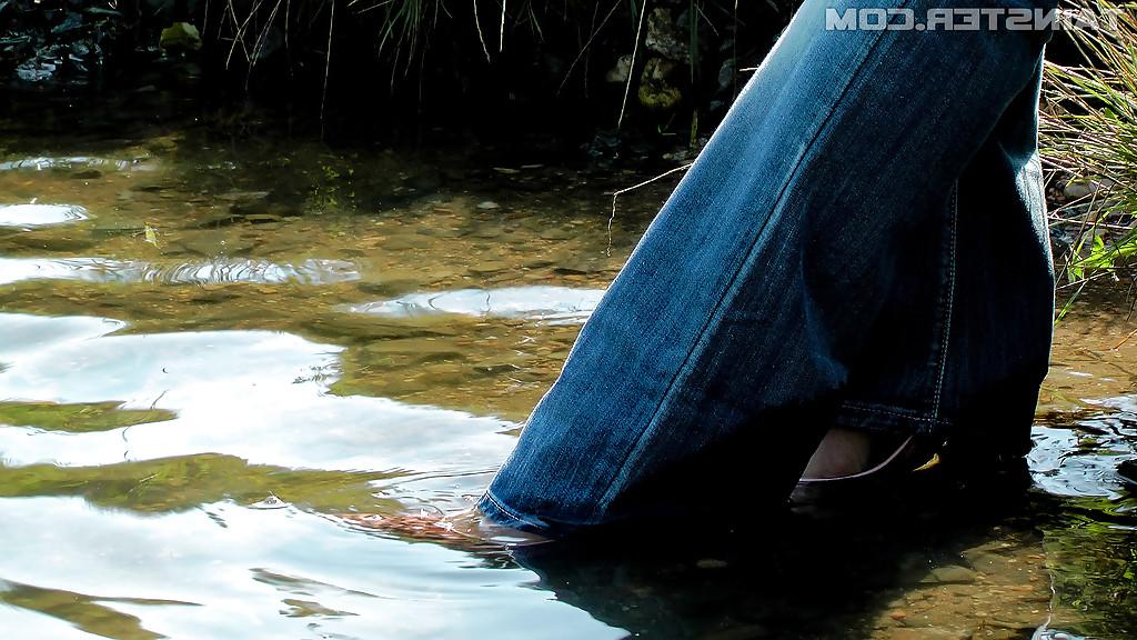 16P Fully clothed fetish babe in jeans Gina Killmer getting wet outdoor
