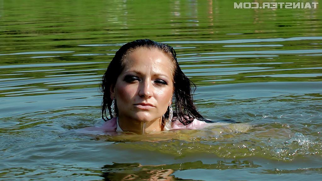 16P Fully clothed fetish babe in jeans Gina Killmer getting wet outdoor