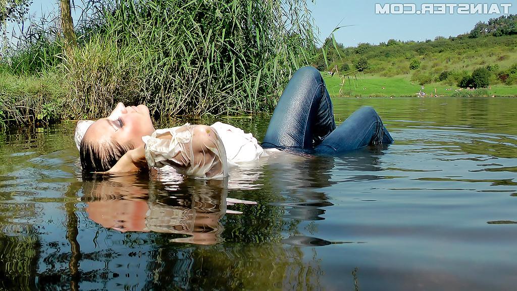 16P Fully clothed fetish babe in jeans Gina Killmer getting wet outdoor