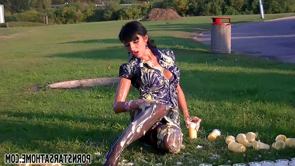 16P Fetish babe Veronica Diamond covers her body with cream outdoor