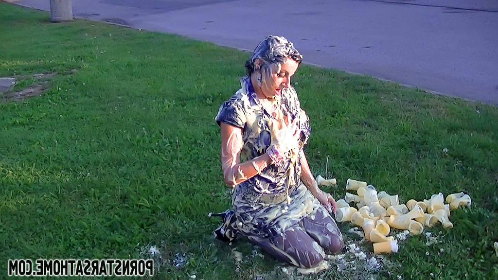 16P Fetish babe Veronica Diamond covers her body with cream outdoor
