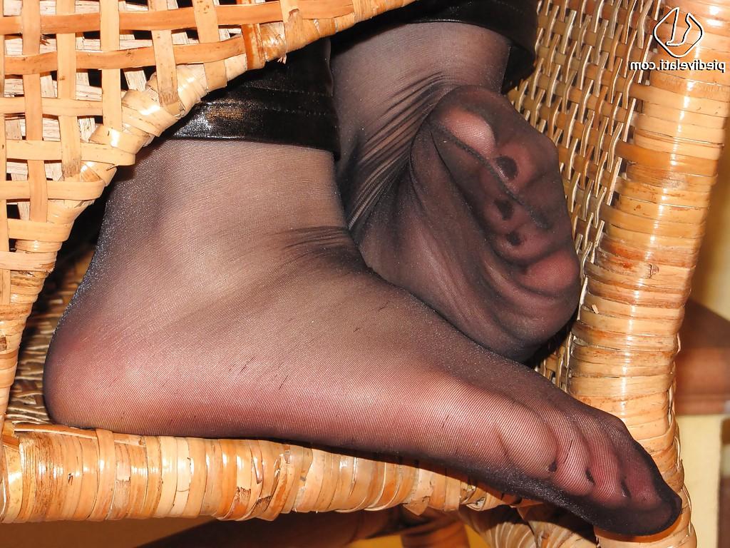 16P Brunette slut with amazing body Eva is a foot fetish girl