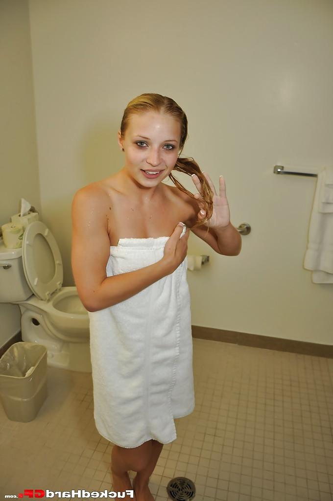 16P Stunning amateur blonde showing off her seductive body after shower