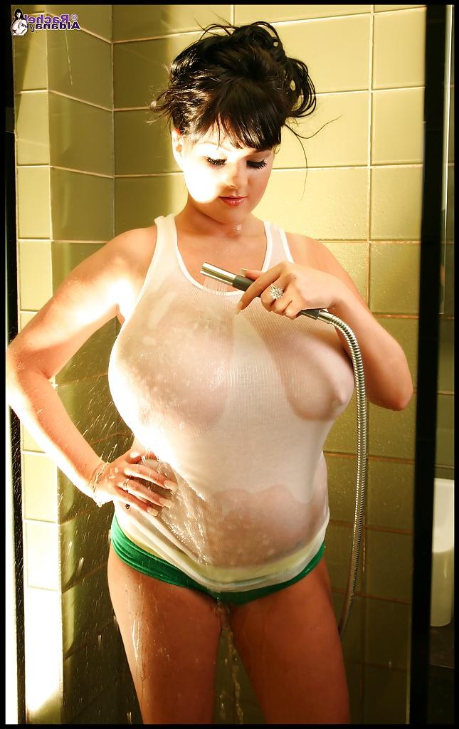 16P Busty girlie Rachel Aldana wets her shirt in the shower to show tits