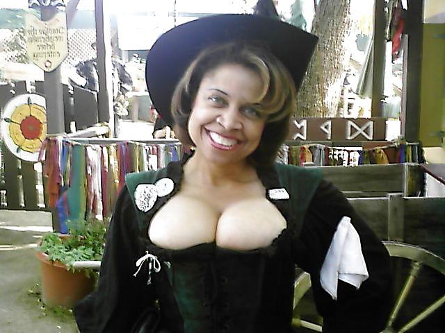 25P Ye Olde Cleavage