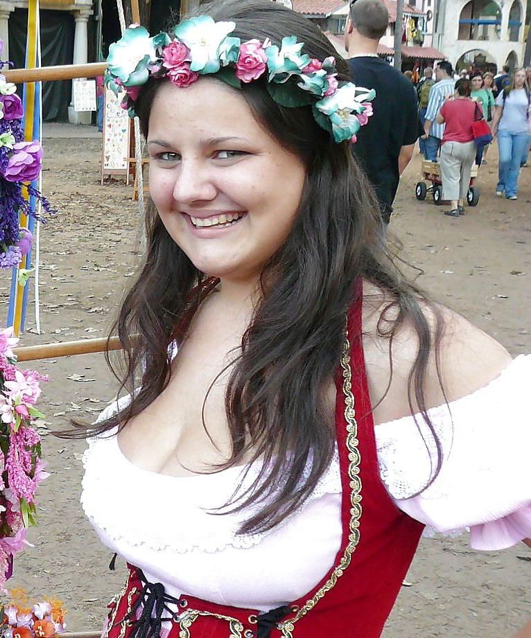 25P Ye Olde Cleavage