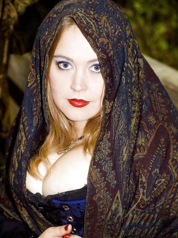 25P Ye Olde Cleavage