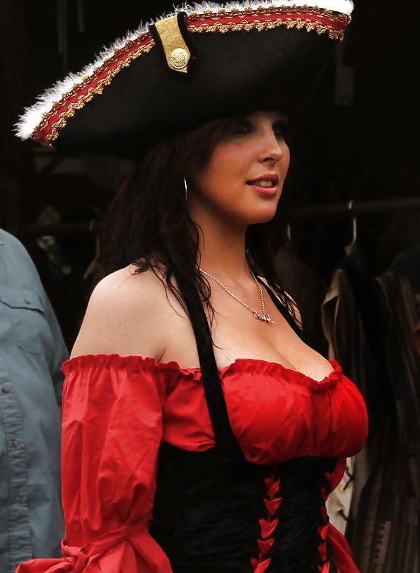 25P Ye Olde Cleavage