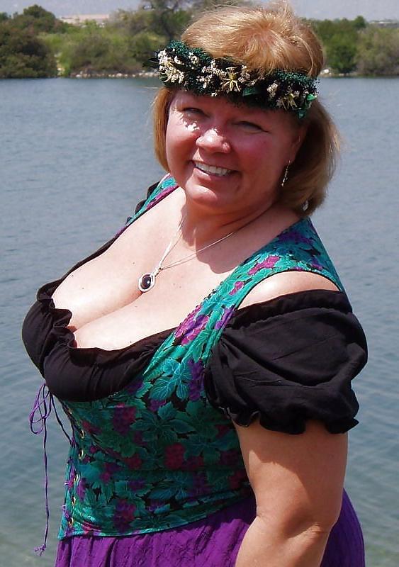 25P Ye Olde Cleavage