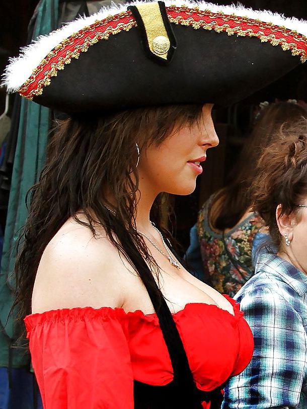 25P Ye Olde Cleavage