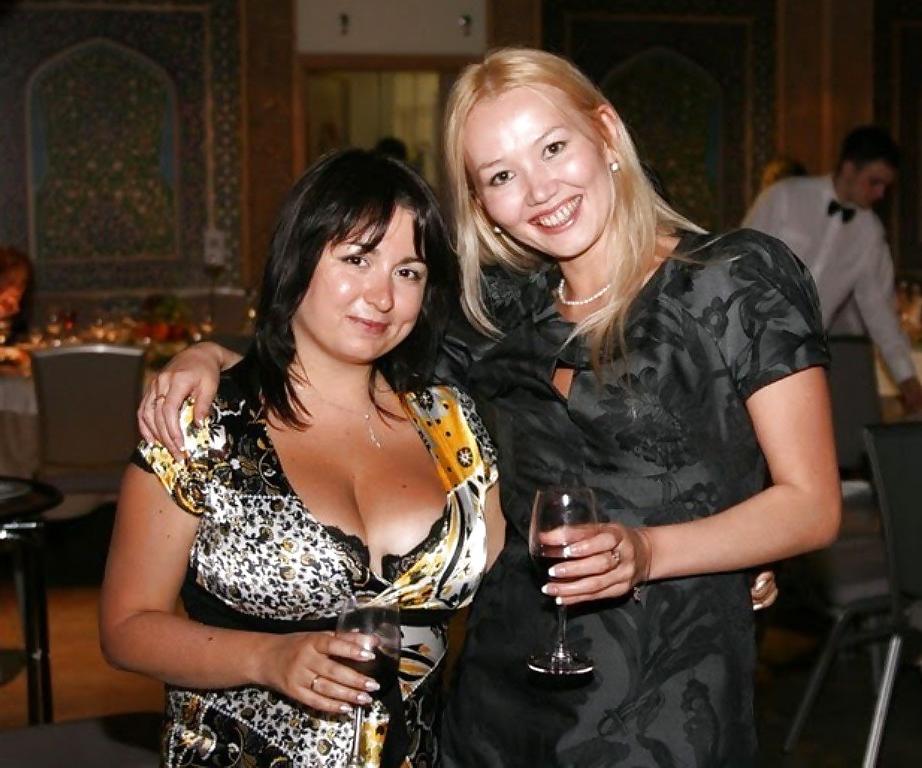 25P Tons Of Cleavage #1