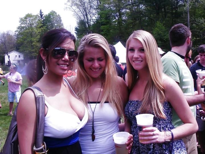 25P Tons Of Cleavage #1