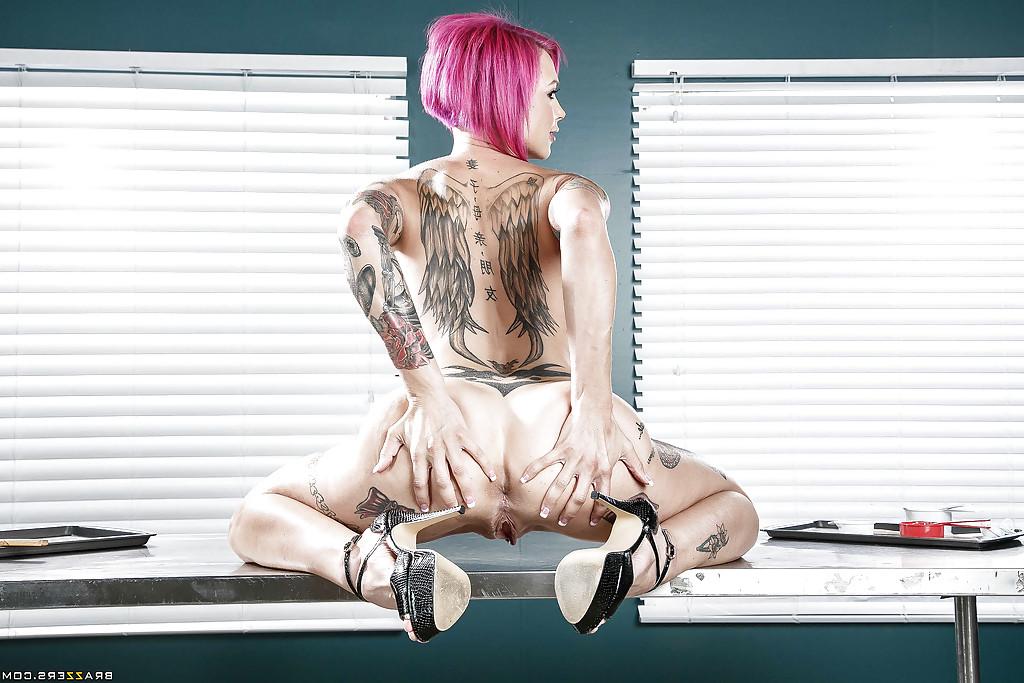 16P MILF pornstar Anna Bell Peaks exposing huge round boobs in kitchen